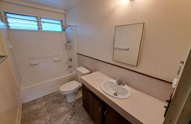 Large Studio Apartment - Unfurnished with AC Gallery 4
