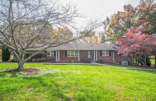 Halls 37938 - 4 bedroom, bath home with 4 garage spaces - Call Susan Niedergeses 865-300-4722 photos photos
