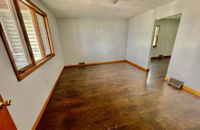 Coraopolis 3 Bedroom, 2 Bath House with Detached Garage Gallery 3