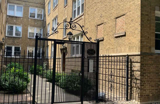 Charming 1BR Condo in Mayfair area, with nearby access to the I 90/94 highway, and the blue line CTA for direct transfer to/from downtown and O'Hare airport photos photos
