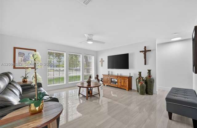 9315 SW 172nd Ter Gallery 4
