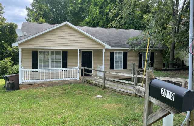 SW Updated Home - Wood Laminate Flooring, Front Porch & Deck! photos photos