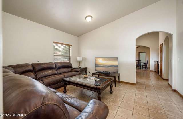 Beautiful Clean 3/2 with Office Gallery 3