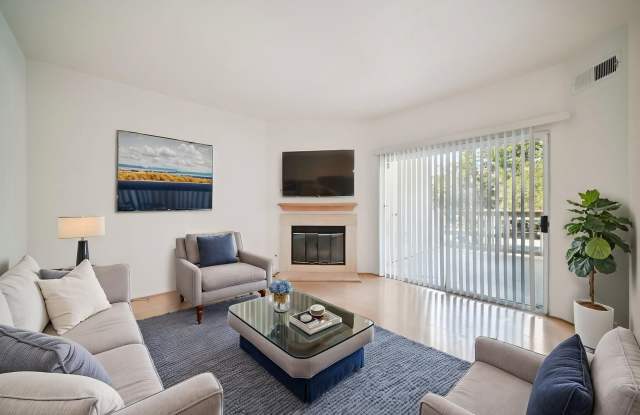 Spacious Townhome Located in the Highly Desirable Shadow Ridge Community of Oak Park photos photos