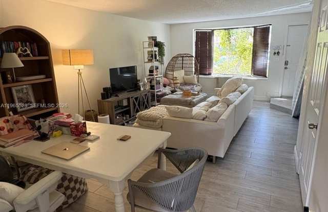10095 SW 77th Ct Gallery 2
