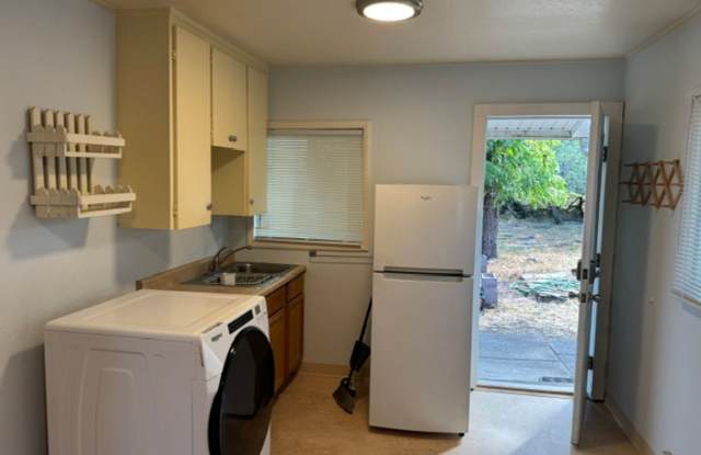 STUDIO IN ASHLAND/ PARTIALLY FURNISHED Gallery 3