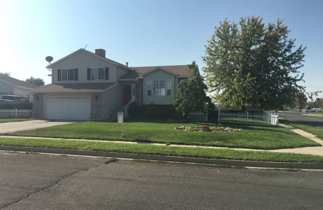 909 W  1870 N - 909 West 1870 North, Clinton, UT 84015