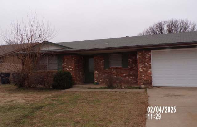 Great home located in Parklane - 4611 Southeast Ellsworth Avenue, Lawton, OK 73501