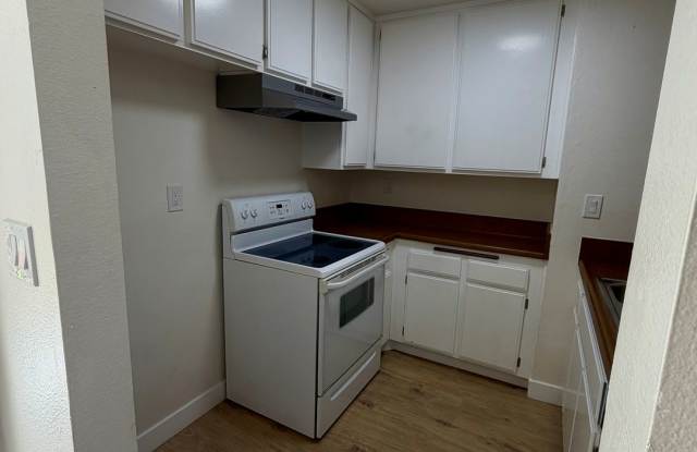 Great condo in gated community, 1 Bed, 1 Bath. Good Location. Gallery 4