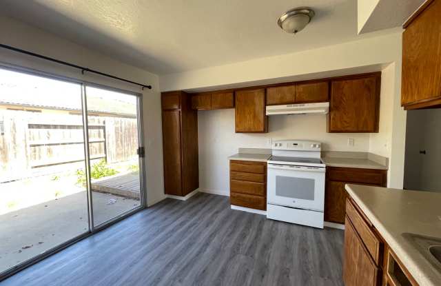 Beautiful single story 2 bed 2 bath townhome! Gallery 4