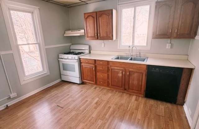 4 bed 1 bath Single Family Home Gallery 3