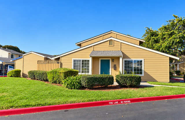 Charming 2-Bedroom Townhome for Rent w/Yard & 2-car Garage! - Union City Gallery 1