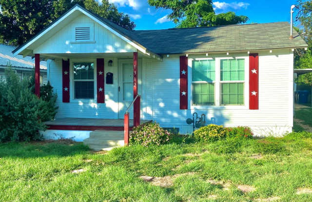 Charming 2/1 on Jefferson - 1312 Jefferson Street, Kerrville, TX 78028