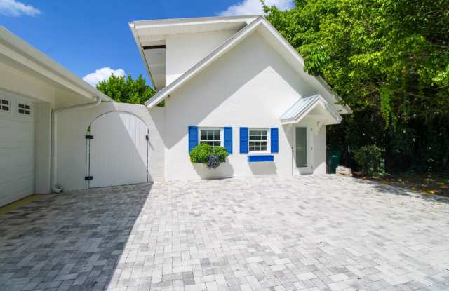 ** BRAND NEW BEAUTIFUL COTTAGE WITH PRIVATE HEATED POOL & SPA IN NORTH NAPLES ** SLEEPS 4 ** SEASONAL ** RENT WEEKLY ** Gallery 1