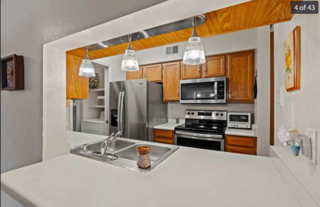Downtown Third-Floor Penthouse Condo For October Move-In! Gallery 3