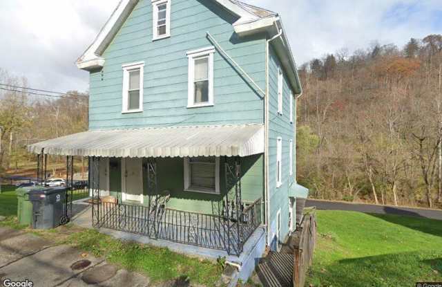 553 Pennsylvania Avenue - 553 Pennsylvania Avenue, Westover, WV 26501