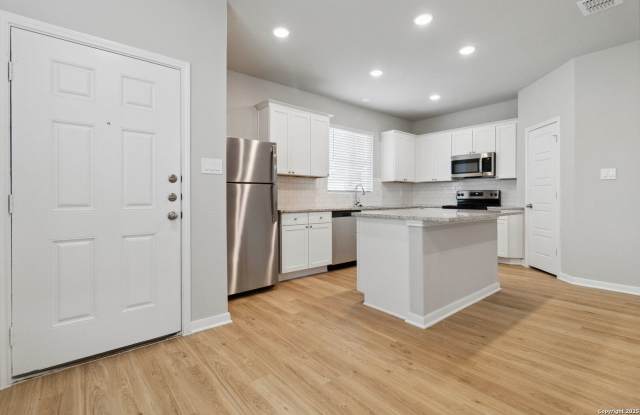 Modern 3 Bd 3 Full Bath Townhouse Near La Cantera & UTSA Gallery 3
