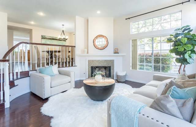 Townhouse with attached Garage Full of Natural Light & Chic Open-Floor Plan Gallery 3