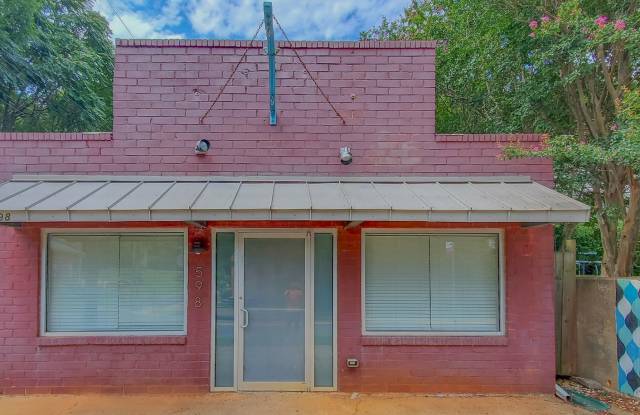 Preleasing for Fall 2027 - Live in a Legend! Historic 4-Bed “Tight Pockets” House – Walk to Downtown & UGA! Gallery 1