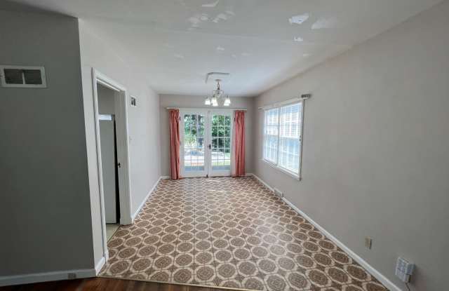 PRE LEASING 27/28 School Year! Large 5 Bed House Just 1 block from KSU! Gallery 4