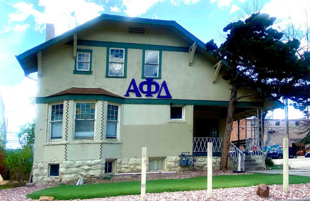 13 beds 12th and College Lg House + Cottage photos photos