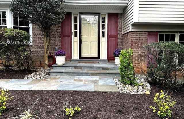 2507 MEREDITH DR Gallery 2