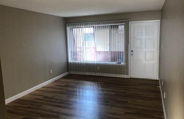 Cute 2 Bedroom Unit at Pier One with washer/dryer Gallery 4