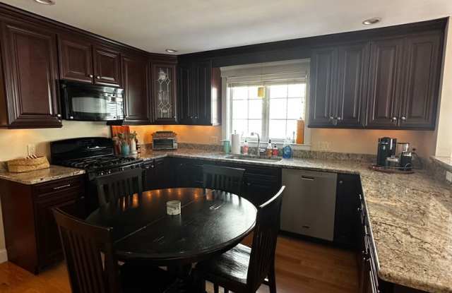 Spacious 3 Bed 2.5 Bath Single-Family Home with 4 Parking Spaces photos photos