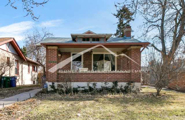 Beautiful Home with Washer/Dryer and Fenced Yard photos photos