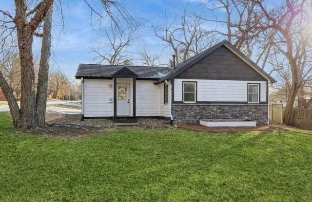 CHARMING RANCH!! 3 Bedroom, 2 Bath Home in Windsor Heights - 1041 68th Street, Windsor Heights, IA 50324