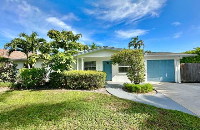 ** CENTRAL NAPLES ** 3 BED / 2 BATH - SINGLE FAMILY - POOL HOME - NO HOA - PETS OK - ANNUAL RENTAL Gallery 1