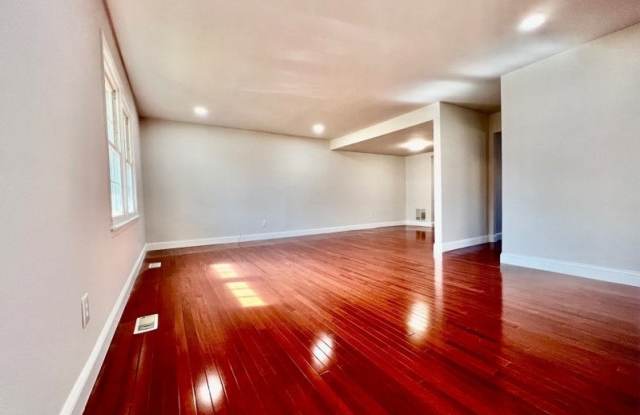 305 Columbia Cmn Gallery 2