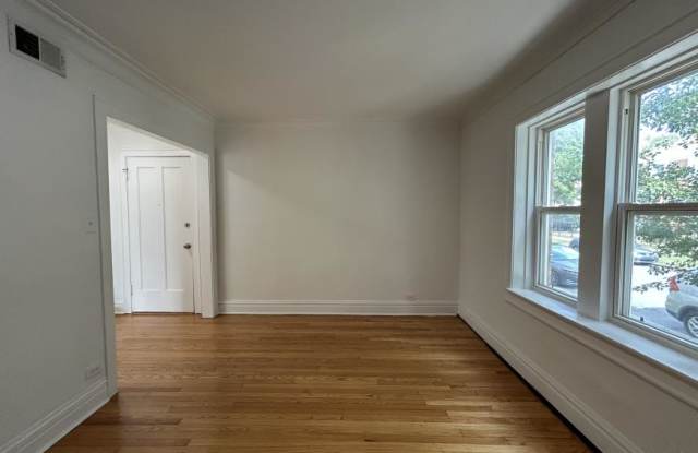 3018 North Karlov Avenue Gallery 1