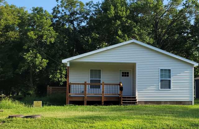 Stunning 3 Bedroom/2 Bath Home in Frontenac! - 105 West Leighton Street, Frontenac, KS 66763