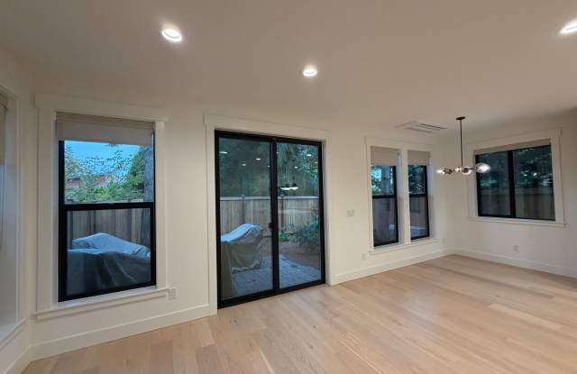 3Bd/2.5Ba Kirkland Home Gallery 4