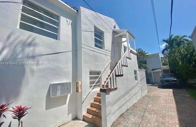 830 W 40th St photos photos