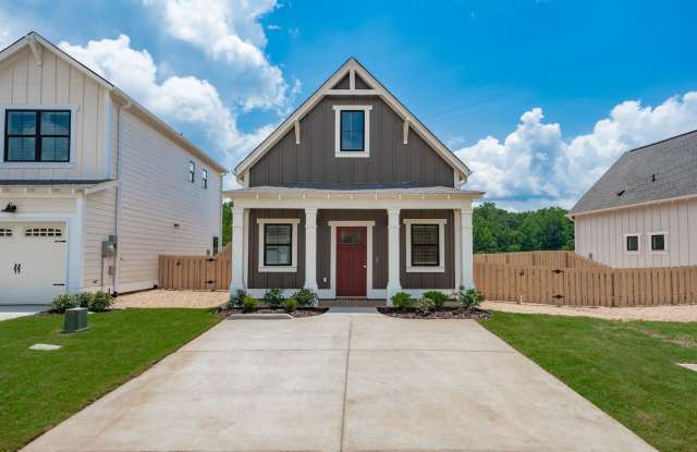 One Bedroom Cottage with Fenced Backyard! Gallery 1