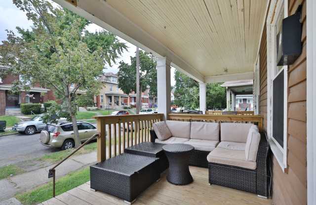 Ultimate 6-Bedroom House with Modern Kitchen, Baths & Private Parking! Gallery 3