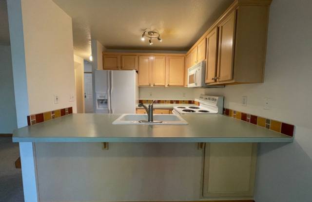 SE Portland 3 bd 2.5 ba Townhome Pet Friendly* with AC, Washer & Dryer, Garage ~ Rockwood Neighborhood! Gallery 4