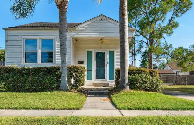 Cozy single family cottage near Ochsner with private driveway and large yard. photos photos