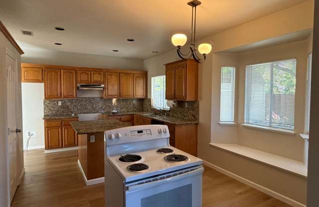 IDEAL ANTIOCH 4 BEDROOMS AND 3 BATHROOMS! NEW LAMINATE FLOORING ON MAIN LEVEL AND NEW INTERIOR PAINT Gallery 3