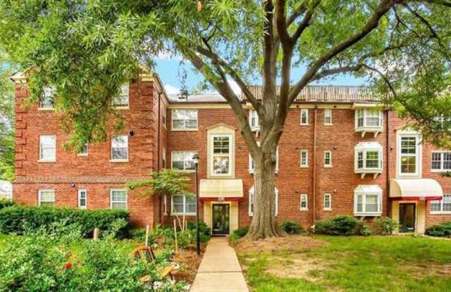 Sunny, spacious 1BR/1BA Condo in Arlington's Precious Palisades Condos w/Parking Gallery 1
