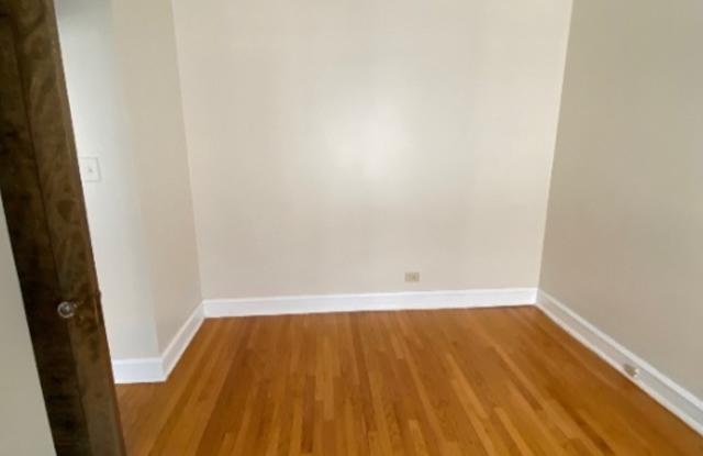 4521 North Paulina St. Gallery 3
