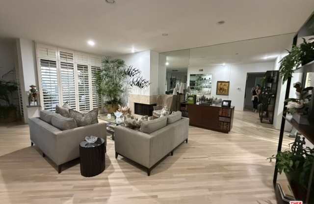 2415 Century Hill Gallery 2