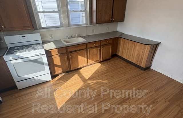 717 Schiller Avenue Gallery 3