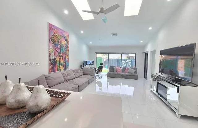 270 SE 7th St photos photos