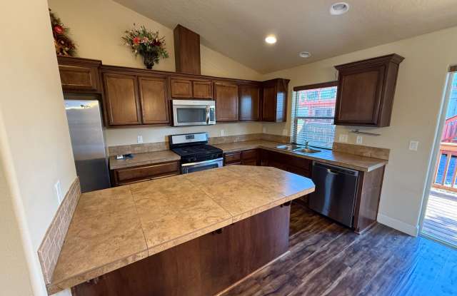 Spacious 4 Bed/3 Bath Single Family Home in NE Bend - Tango Creek Gallery 4