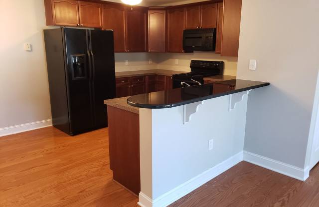 Great upper level condo convenient to everything Gallery 4