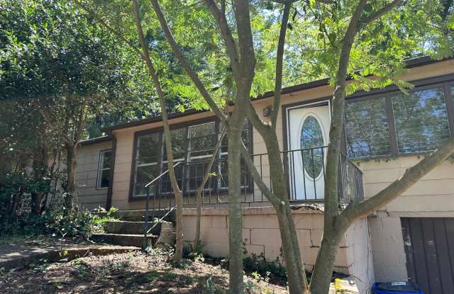 4 bedroom/2 bathroom house in Florence, just five minutes from UNA! photos photos