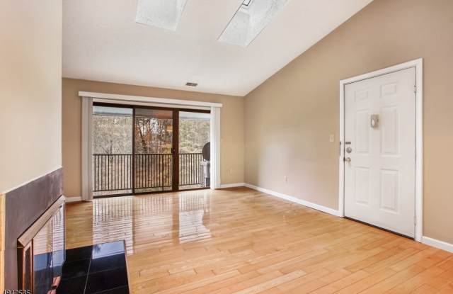 238 Irving Pl Gallery 3